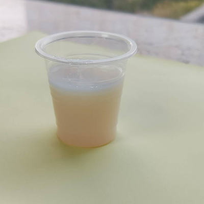 Un bon prix. Émulsion polymère à coque de noyau acrylique pur auto-crosslinké à haute performance avec une bonne transparence d'apparence, effet bois chaud pour le vernis, bonne plénitude du film de peinture en ligne